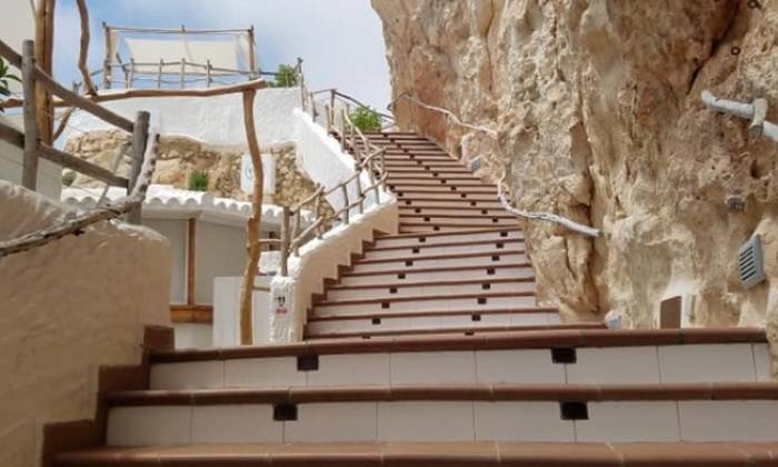 puzzle escalier, escalier sur falaise pour se rendre à un point d'observation en bord de mer.