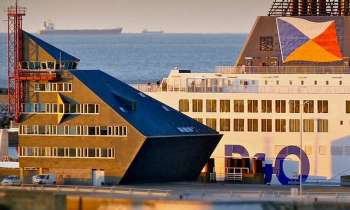 7849 | La capitainerie du port - Calais : la capitainerie du port et un car ferry de la P and O amarré au poste 5