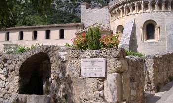 7702 | St Guilhem le Désert - Ancienne abbaye de Gellone à St Guilhem le Désert