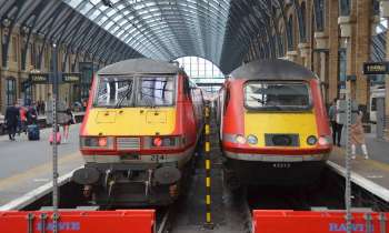 8770 | Deux motrices "Virgin" - Deux trains de la société Virgin à King's Cross station