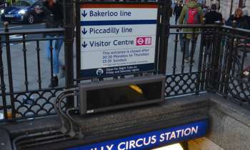 9040 | une station de métro - Entrée de la station de métro "Piccadilly circus" à Londres