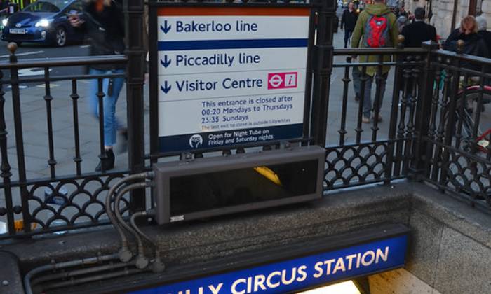 puzzle une station de métro, Entrée de la station de métro "Piccadilly circus" à Londres