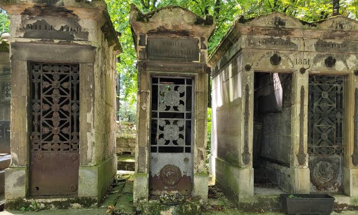 puzzle Vielles tombes, dans une allée du cimetière du père Lachaise Paris