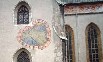 8109 | cadran solaire - die Sonnenuhr (le cadran solaire) sur un mur de l'église de Schwaz (Tirol autrichien)