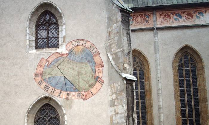 puzzle cadran solaire, die Sonnenuhr (le cadran solaire) sur un mur de l'église de Schwaz (Tirol autrichien)