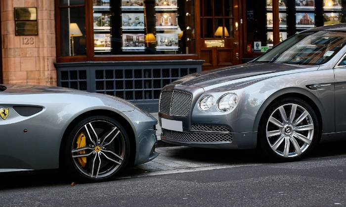 Puzzle gratuit Ferrari versus Bentley dans la catégorie Véhicules & Transports jouable de 24 à 120 pièces.