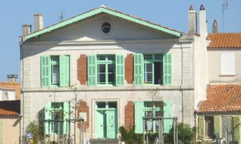 8948 | façade - façade aux huisseries vert-amande sur l'île d'Aix 17004