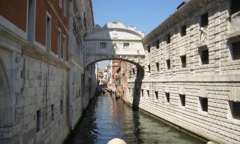 9118 | Le pont des soupirs à Venise - Une image très romantique, qui l'est beaucoup moins quand on sait que ce pont conduisait les condamnés en prison, et donc que ces soupirs sont ceux des prisonniers qui allaient finir leurs jours en prison...