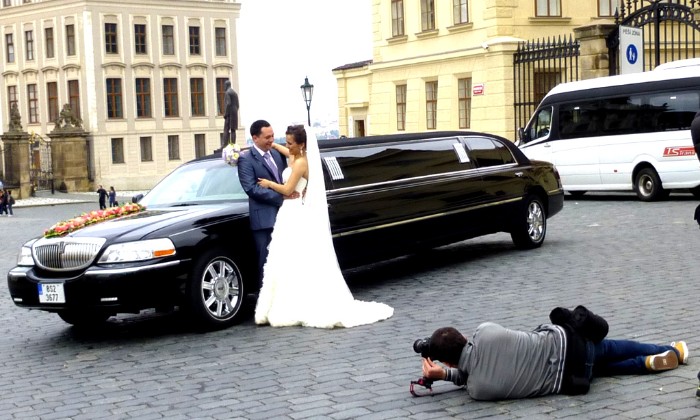 puzzle voiture spéciale, voiture spéciale mariage ou le photographe photographié, dans Prague