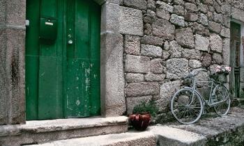 9344 | Vieille maison vieux vélo - 