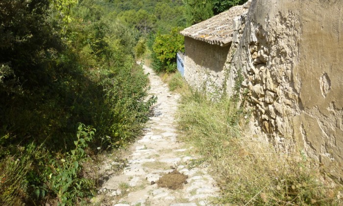 puzzle ancienne voie romaine, voie gallo-romaine qui arrive au village d'Oppède-le-Vieux