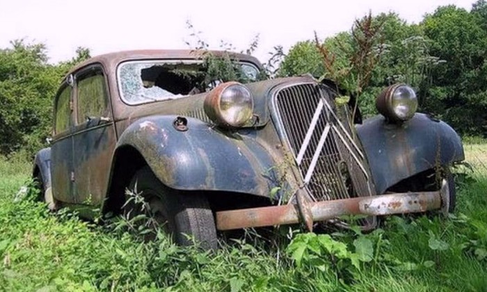 Puzzle gratuit épave Citroën traction dans la catégorie Véhicules & Transports jouable de 24 à 120 pièces.