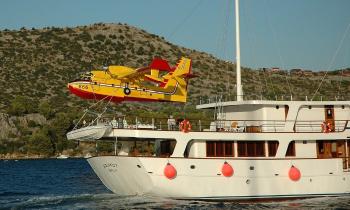 Puzzle 14596 - Yacht et Canadair