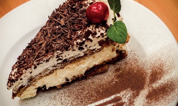 Puzzle gratuit Une forêt noire dans la catégorie Cuisine & Gastronomie jouable de 24 à 120 pièces.