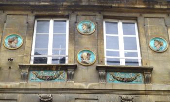 9654 | façade - façade décorée dans Bayeux 14047
