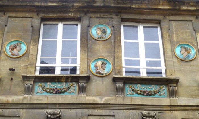 puzzle façade, façade décorée dans Bayeux 14047