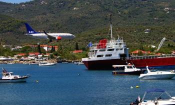 9751 | Atterrissage - Atterrissage d'un avion sur l'île de Skiathos en mer Egée