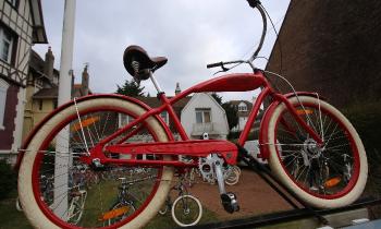 Puzzle Le beau vélo rouge - catégorie Véhicules & Transports, puzzle gratuit en ligne