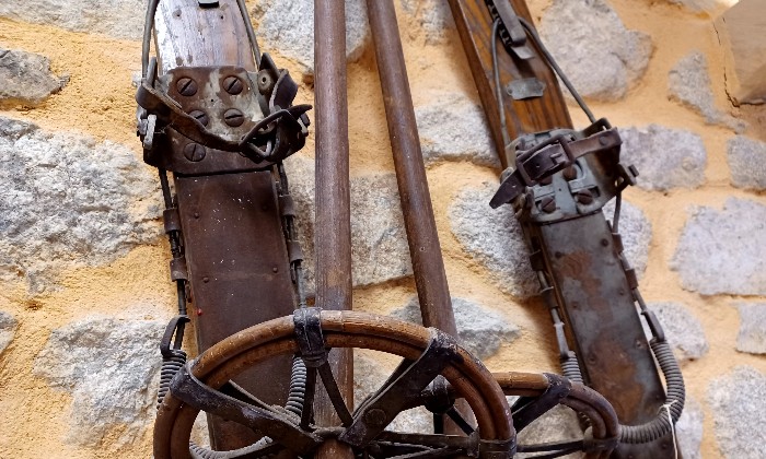 Puzzle gratuit Skis anciens dans la catégorie Divers & Curiosités jouable de 24 à 120 pièces.