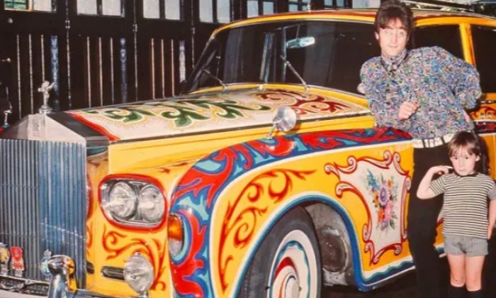 Puzzle gratuit John Lennon et sa Phantom V dans la catégorie Véhicules & Transports jouable de 24 à 120 pièces.