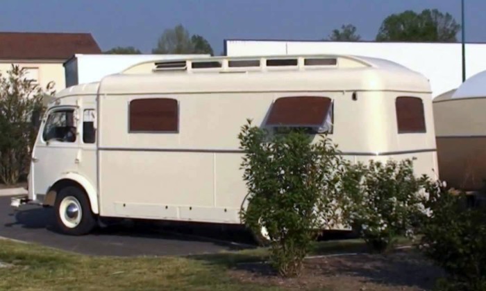 Puzzle gratuit RENAULT CAMPING CAR dans la catégorie Véhicules & Transports jouable de 24 à 120 pièces.
