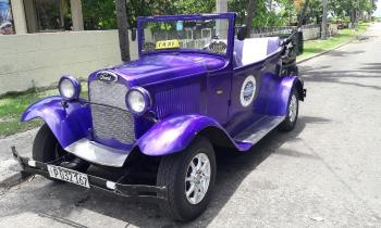15338 | Taxi - Magnifique taxi Ford bien coloré à Cuba.