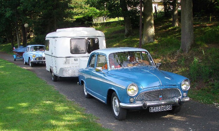 Puzzle gratuit Simca P60 caravane et bateau dans la catégorie Véhicules & Transports jouable de 24 à 120 pièces.