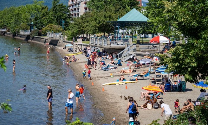 Puzzle gratuit Bonne saison touristique dans la catégorie Sports & Loisirs jouable de 24 à 120 pièces.
