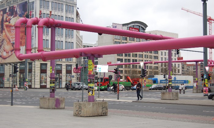 Puzzle Pipelines roses Berlin dans la catégorie Villes & Monuments Les tuyaux roses à Berlin sont des tuyaux d'évacuation d'eau qui servent à pomper l'eau du sol et à la transporter jusqu'à la rivière pour faciliter la construction. Ces tuyaux, qui s'étendent sur environ 60 kilomètres, sont partout à Berlin, surtout à proximité des chantiers. Ces tuyaux sont un élément incontournable du paysage urbain berlinois et leur réseau change avec les travaux à entreprendre dans la ville
