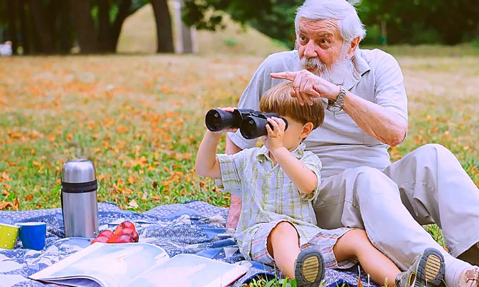 Puzzle gratuit Papy et son petit-fils dans la catégorie Divers & Curiosités jouable de 24 à 120 pièces.