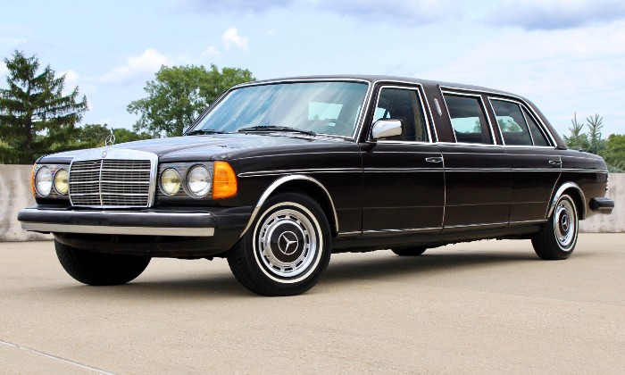 Puzzle gratuit MERCEDES 300D LIMOUSINE dans la catégorie Véhicules & Transports jouable de 24 à 120 pièces.