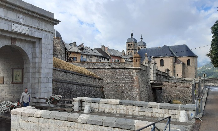 Puzzle le vieux briançon dans la catégorie Villes & Monuments Briançon ses fortifications de Vauban inscrites au patrimoine mondialde l'UNESCO