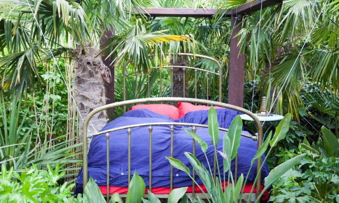 Puzzle J'irai dormir chez vous dans la catégorie Paysages & Fleurs Un lit au milieu d'un jardin