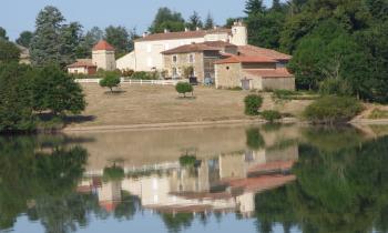 15377 | jolie propriété au bord du lac - au bord du lac de Rochereau , en Vendée