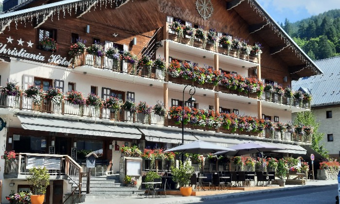 Puzzle gratuit maison de montagne dans la catégorie Paysages & Fleurs jouable de 24 à 120 pièces.