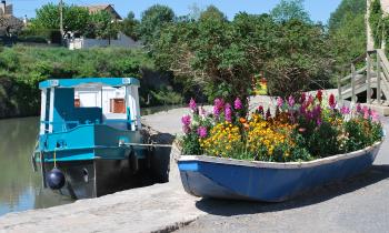 Puzzle barque à fleurs - catégorie Paysages & Fleurs, puzzle gratuit en ligne